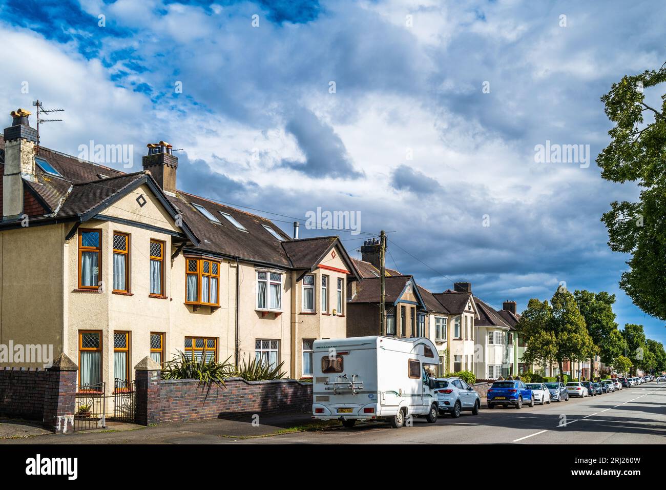 Reihe britischer Doppelhaushälften in Hügelland in Cardiff.Wales, Großbritannien. Britischer Wohnungsmarkt. Immobilienmarkt. Konzept. Zusammenfassung. Stockfoto