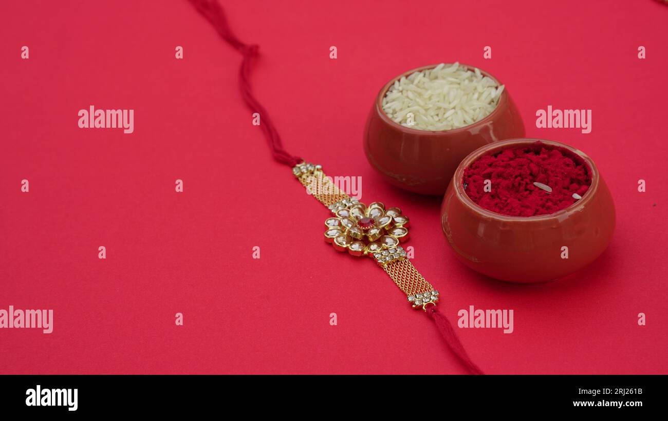 Indisches Festival: Raksha Bandhan. Ein traditionelles indisches Handgelenkband, das ein Symbol der Liebe zwischen den Brüdern und Schwestern ist. Stockfoto