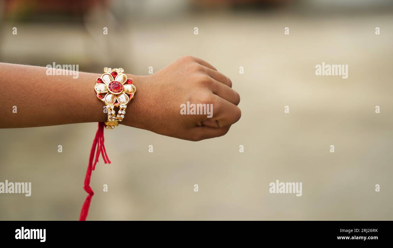 Indisches Festival: Raksha Bandhan. Ein traditionelles indisches Handgelenkband, das ein Symbol der Liebe zwischen den Brüdern und Schwestern ist. Stockfoto