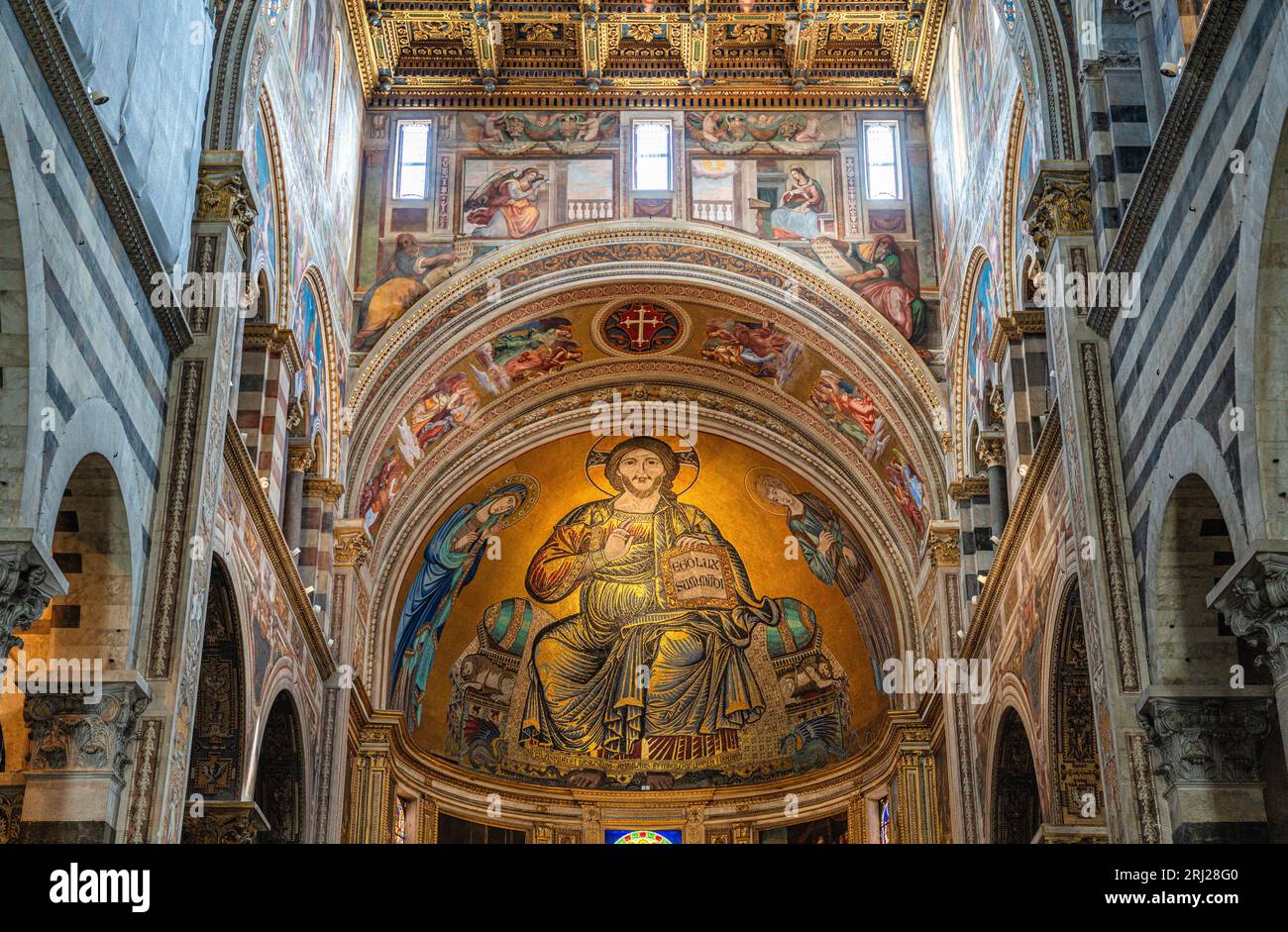 Innenansicht in der herrlichen Kathedrale von Pisa. Toskana, Italien, Juni-20-2023 Stockfoto