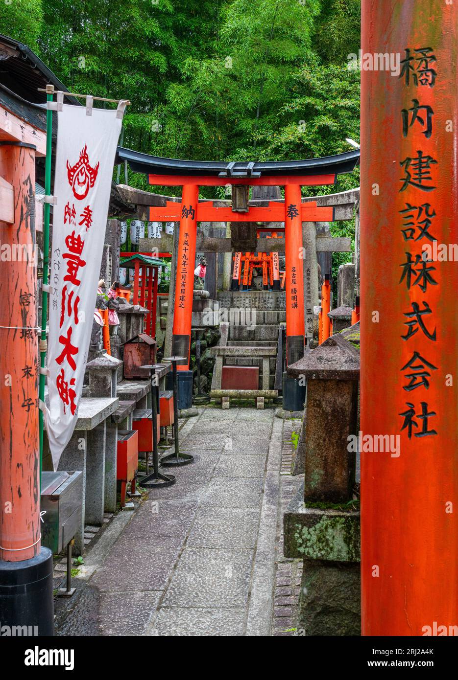Scenic sight in the famous Fushimi Inari-Taisha Sanctuary in Kyoto. Japan. Stockfoto