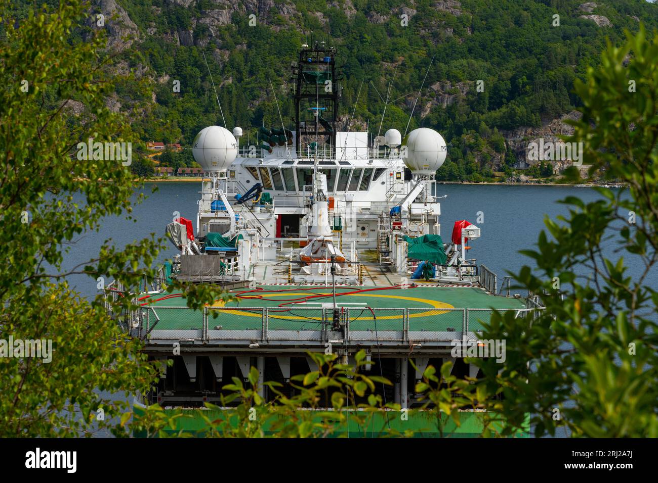 Lindesnes, Norwegen - 09. August 2022: Oberdeck mit Kränen und Antennen eines seismischen Vermessungsschiffs Stockfoto
