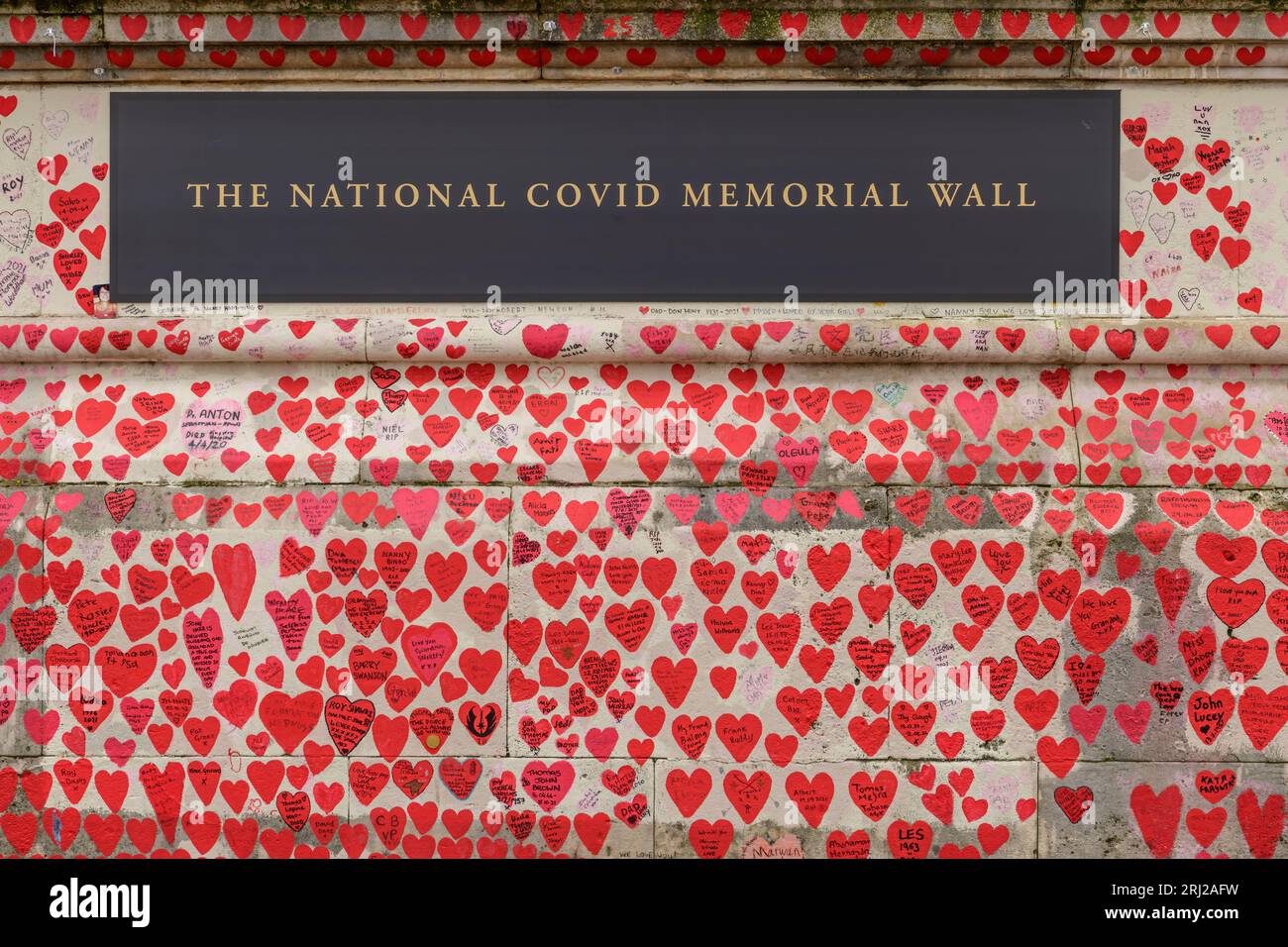 Die nationale COVID-Gedenkwand ist ein öffentliches Wandgemälde zum Gedenken an die Opfer der COVID-19-Pandemie im Vereinigten Königreich. Fünf hundert Meter lang Stockfoto