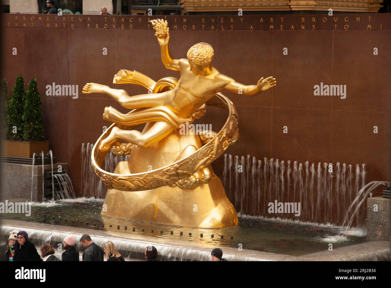 Skulptur von Prometheus im Rockefeller Center Skating Ring Midtown Manhattan East New York City 2009 Stockfoto