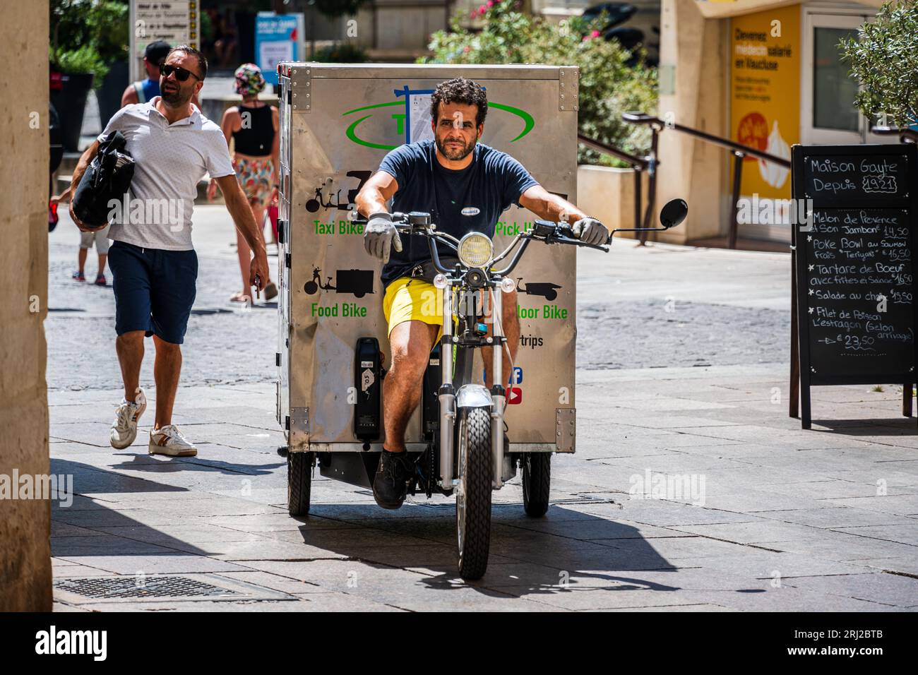 Avignon, Frankreich--20. August 2023. Foto eines Food-Truck-Fahrers, der durch die Straßen von Avignon navigiert. Stockfoto