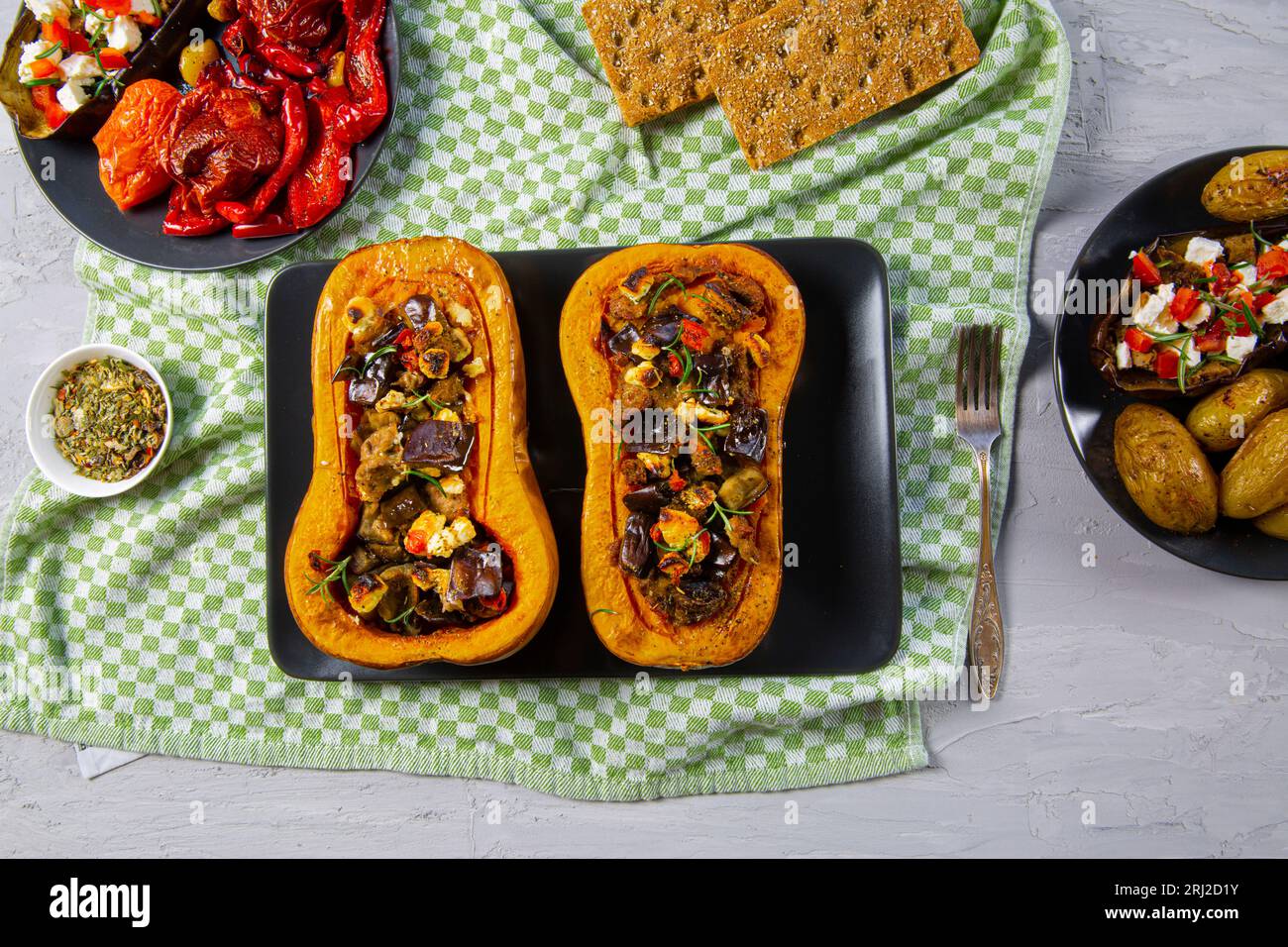 Gefüllter Butternusskürbis, Draufsicht. Traditionelle Herbstgerichte. Stockfoto