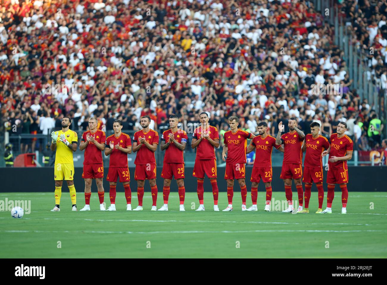 Rom, Italien. August 2023. Spieler der Roma halten eine Schweigeminute zum Gedenken an Carlo Mazzone während des italienischen Meisterschaftsspiels Serie A zwischen AS Roma und US Salernitana 1919 am 20. August 2023 im Stadio Olimpico in Rom Ein - Foto Federico Proietti/DPPI Credit: DPPI Media/Alamy Live News Stockfoto