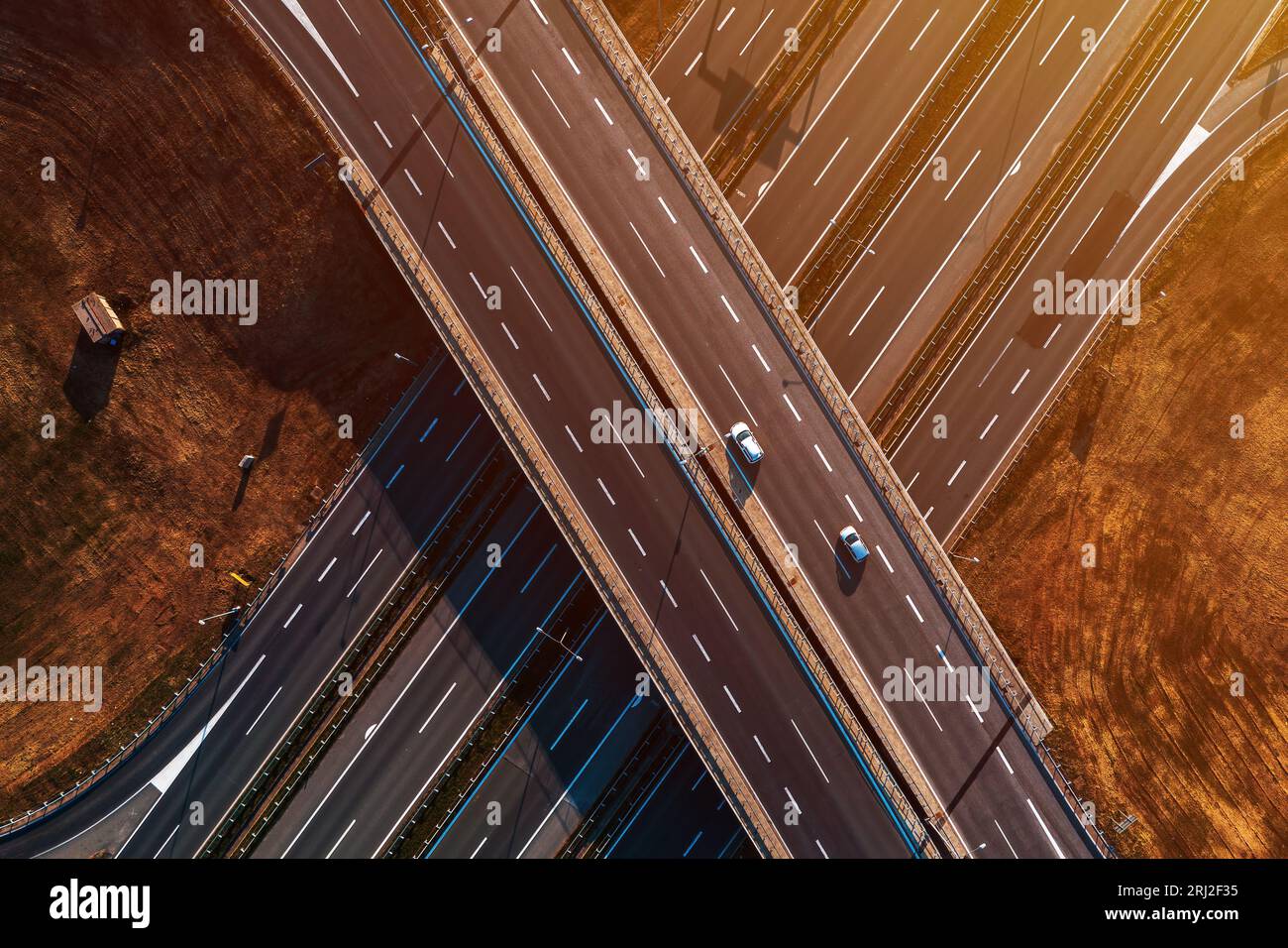 Luftaufnahme von Autos auf der Autobahnüberführung von Drohnen-pov, direkt darüber Stockfoto