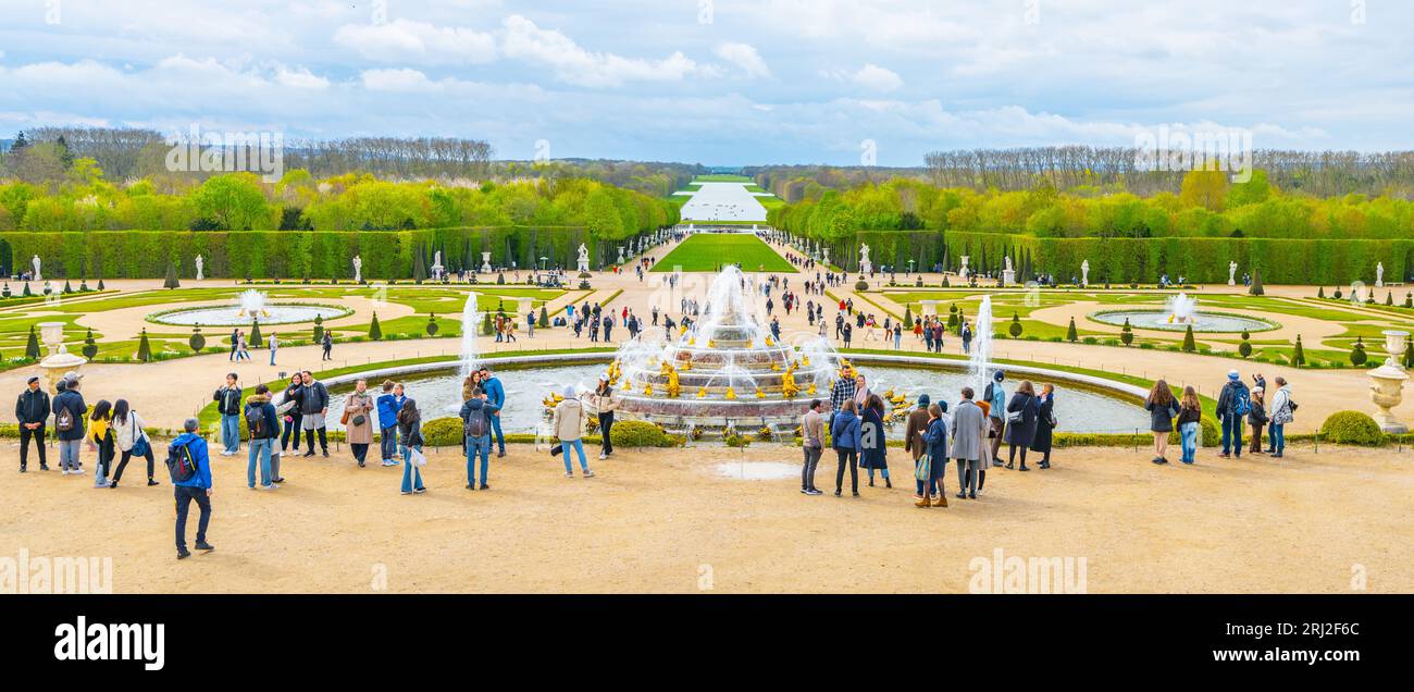 VERSAILLES, FRANKREICH - 15. APRIL 2023: Latona-Brunnen in den Gärten von Versailles, Schloss Versailles bei Paris, Frankreich. Stockfoto