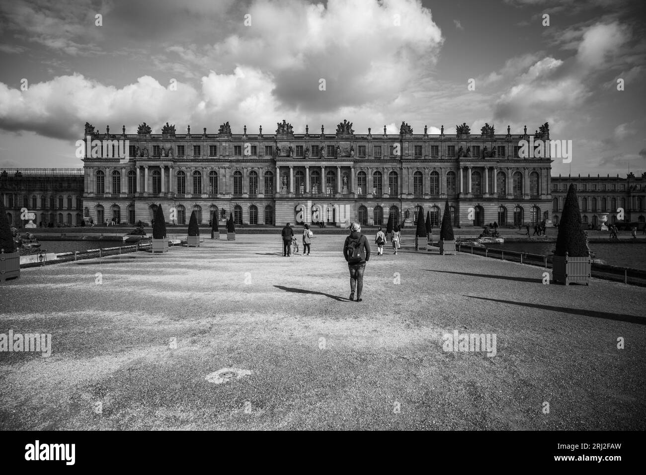 Chateau Versailles, Außenansicht vom Park. Paris, Frankreich. Schwarzweißbild. Stockfoto