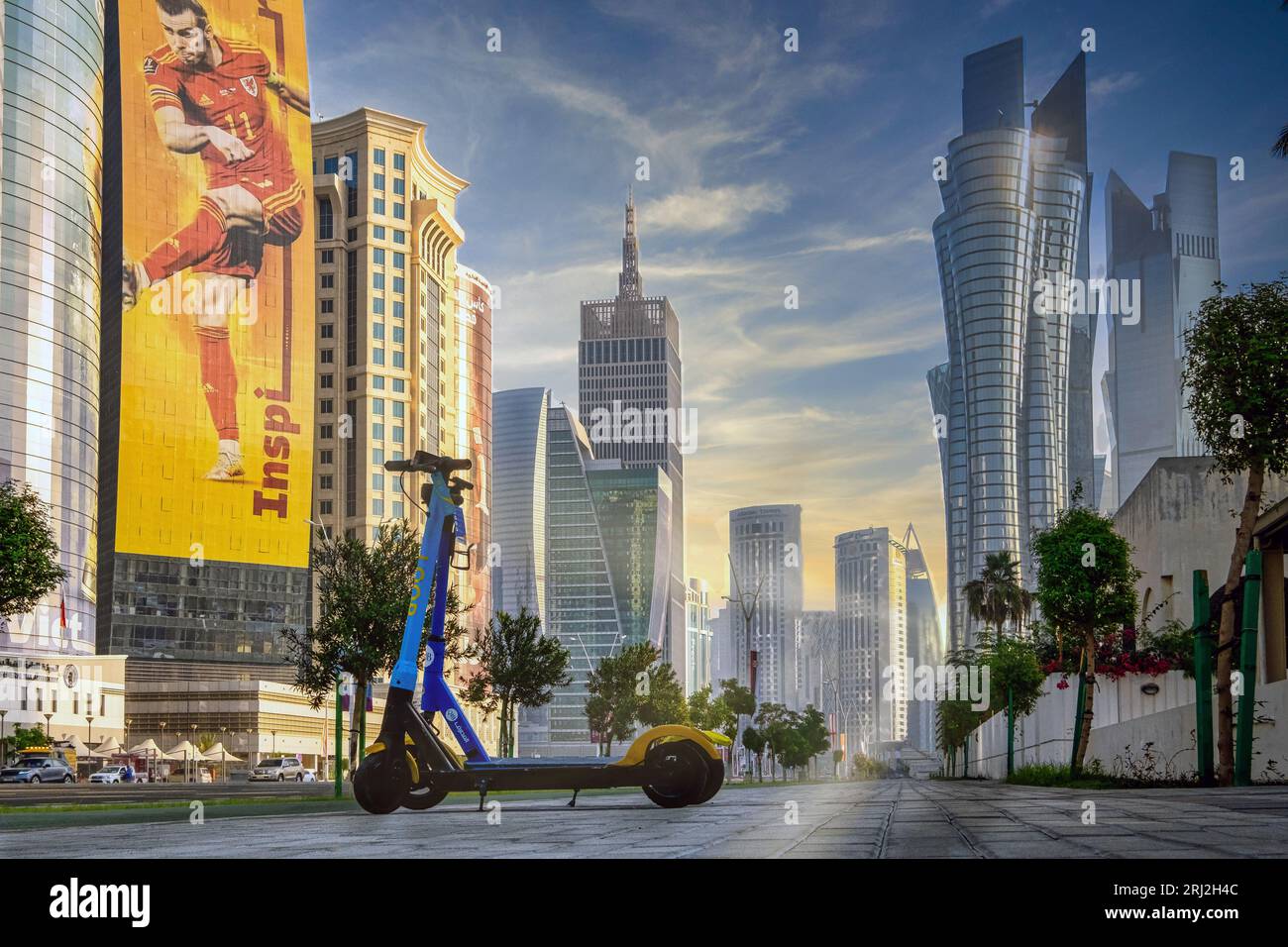 Während die FIFA Fussball-Weltmeisterschaft Katar in den Griff bekommt, fängt ein atemberaubendes Foto die exquisite Corniche Road ein. Die Straße ist in den warmen Farbtönen einer absteigenden Sonne gebadet Stockfoto