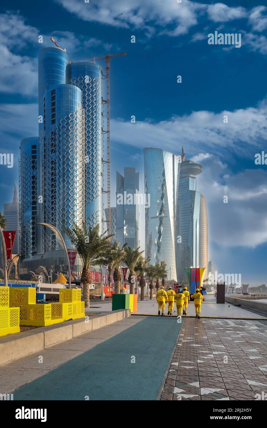 In der ruhigen Umgebung eines Wintermorgens strahlt Katars Corniche lebendige Energie aus, mit schillernden Dekorationen der FIFA-Weltmeisterschaft. Die thematischen Verzierungen sind so Stockfoto
