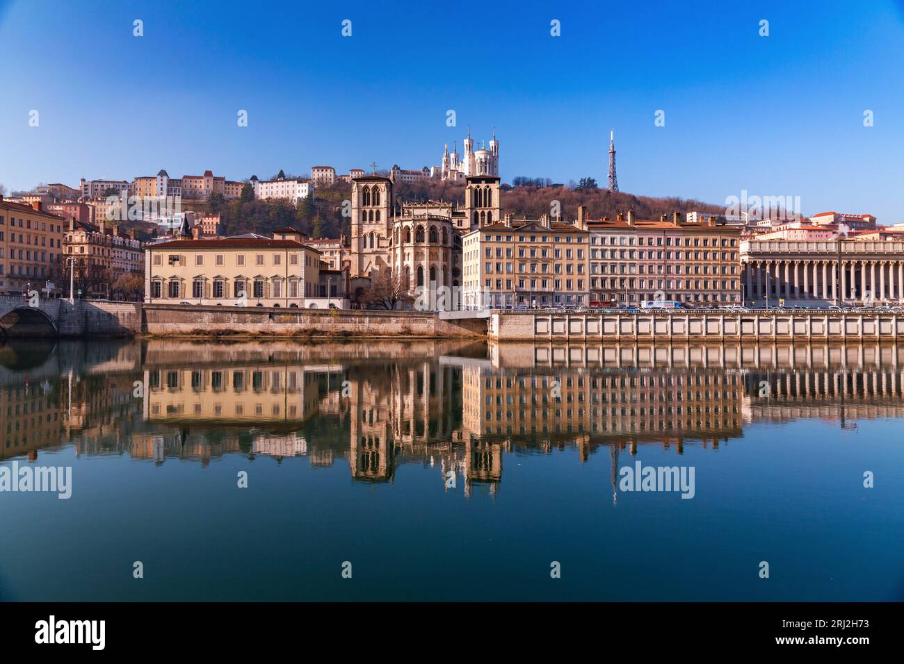 Lyon, Frankreich - 25. Januar 2022: Sonnenuntergangsszene mit Gebäuden rund um den Fluss Saone, Lyon, Frankreich. Stockfoto