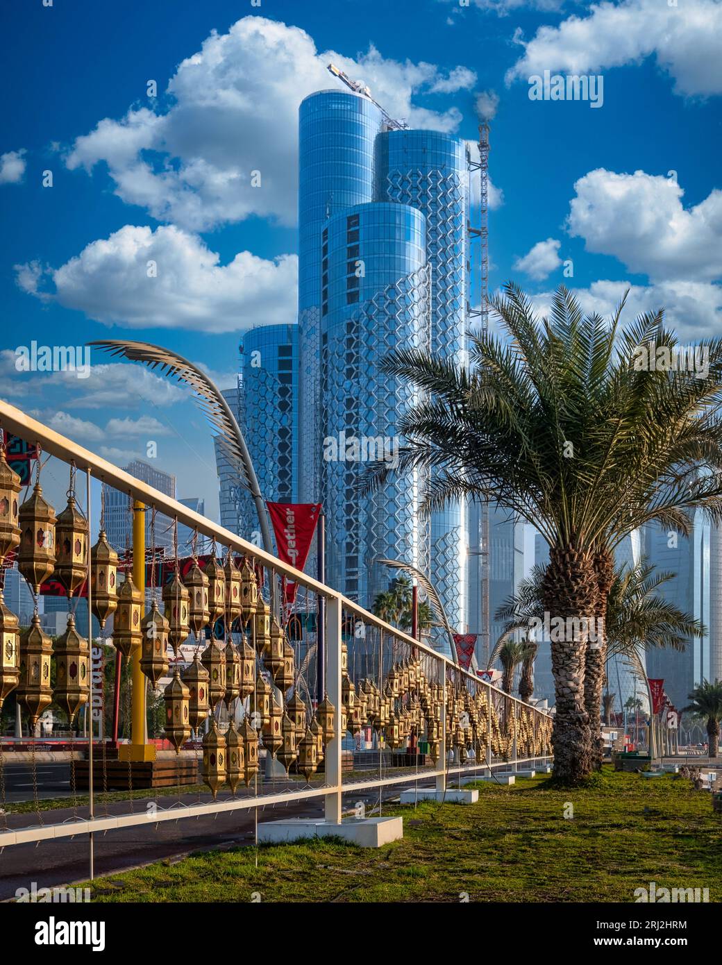 In der ruhigen Umgebung eines Wintermorgens verzaubert Katars Corniche mit atemberaubenden Dekorationen für die FIFA-Weltmeisterschaft. Die thematischen Verzierungen strahlen lebendige ener aus Stockfoto