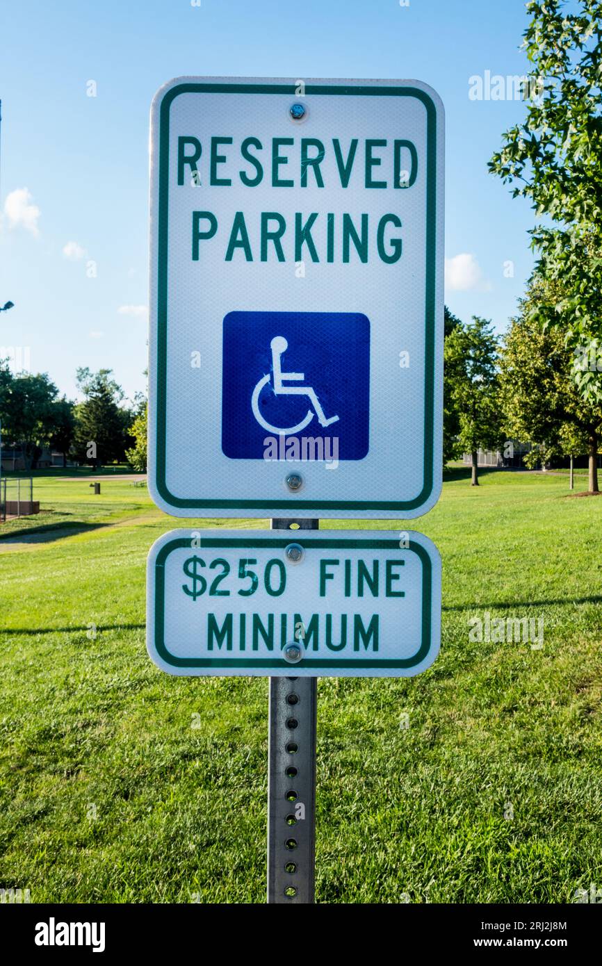 Reservierter Parkplatz für Behinderte oder Behinderte. Eine Mindeststrafe von 250 $, um unsachgemäße Verwendung zu verhindern. Stockfoto