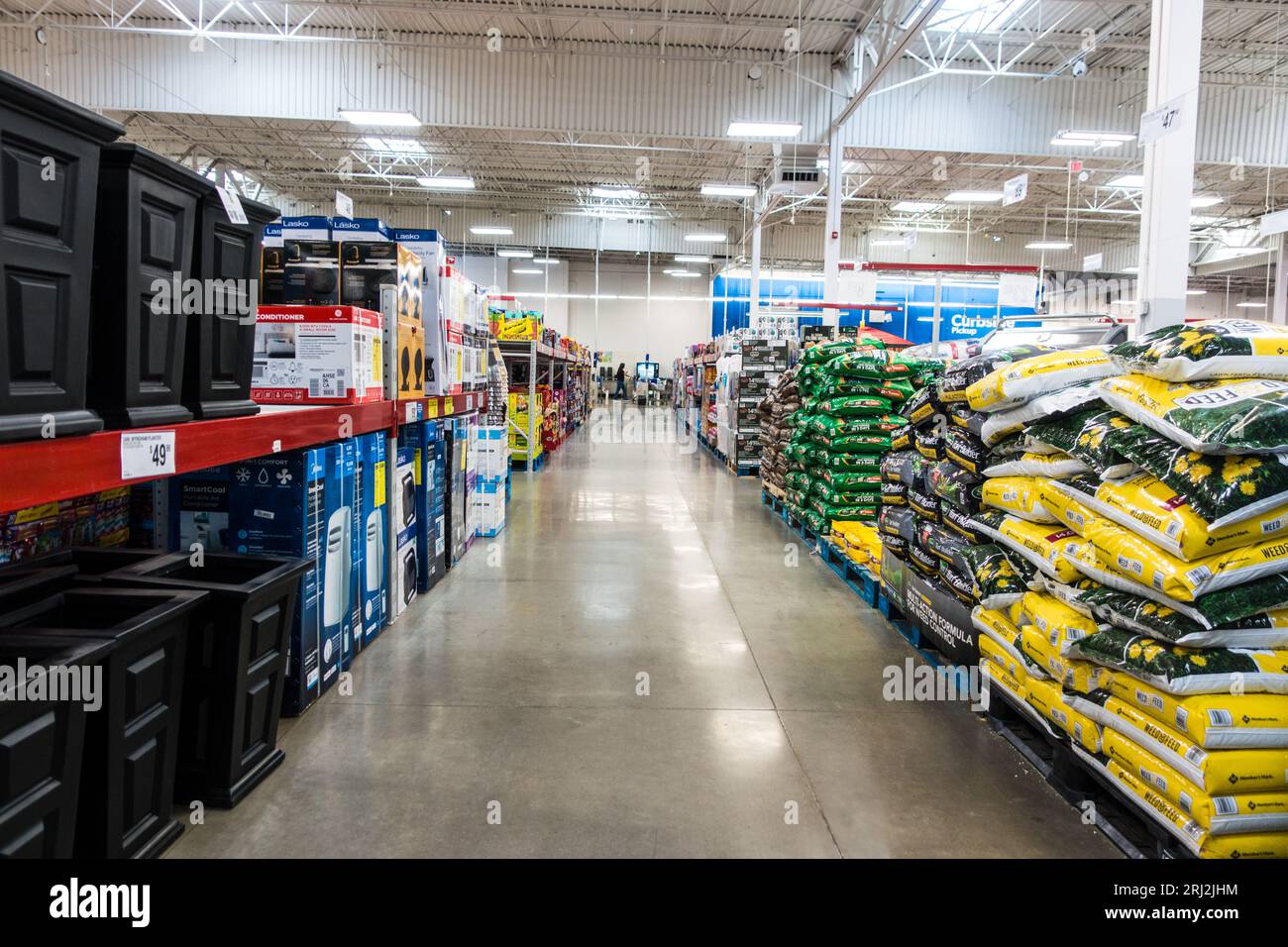 Das Innere von Sam's Club Store mit großen Schüttgütern im Gang Stockfoto