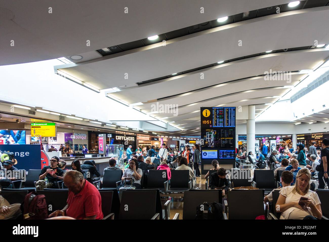 Eine geschäftige Heathrow Terminal 3 Flughafen Lounge während der Ferienzeit 2023 Stockfoto