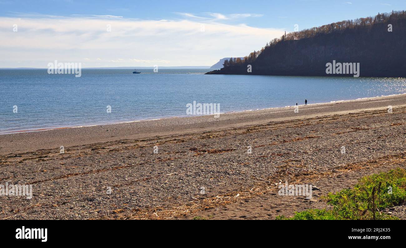 Strand in der Nähe von Parrsboro, Nova Scotia, mit Blick auf das Minas Basin, Kanada. Das Nordufer des Minas Basins ist einer der versteckten Schätze von Nova Scotia Stockfoto