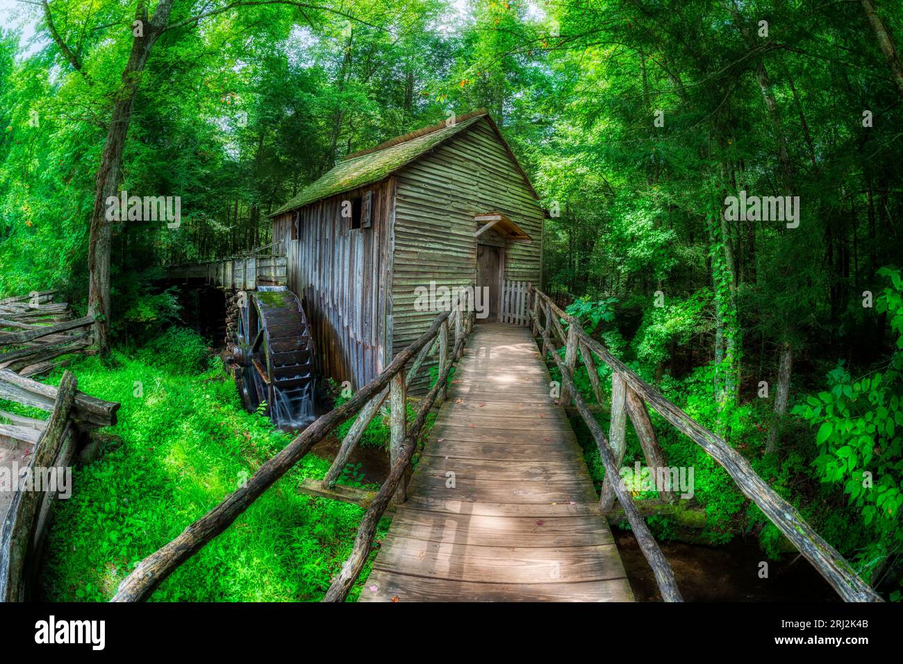 Cades Cove, Tennessee, USA – 4. August 2023: Horizontale Panoramaaufnahme der Cades Cove Cable Grist Mill. Stockfoto
