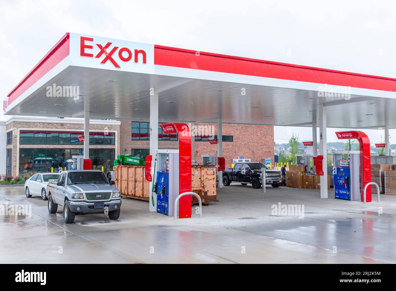 Maryville, Tennessee, USA – 3. August 2023: Horizontale Aufnahme eines Exxon Service Station Convenience Stores im Bau mit Kopierraum Stockfoto