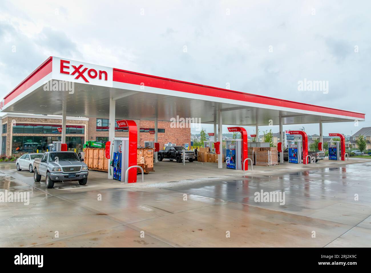 Maryville, Tennessee, USA – 3. August 2023: Horizontale Aufnahme eines Exxon Service Station Convenience Stores im Bau. Stockfoto