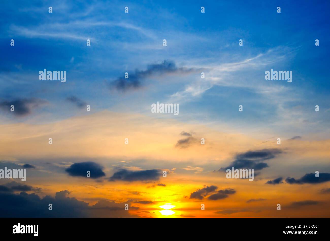 Bewölkter Himmel und helle Sonnenaufgang über dem Horizont. Stockfoto