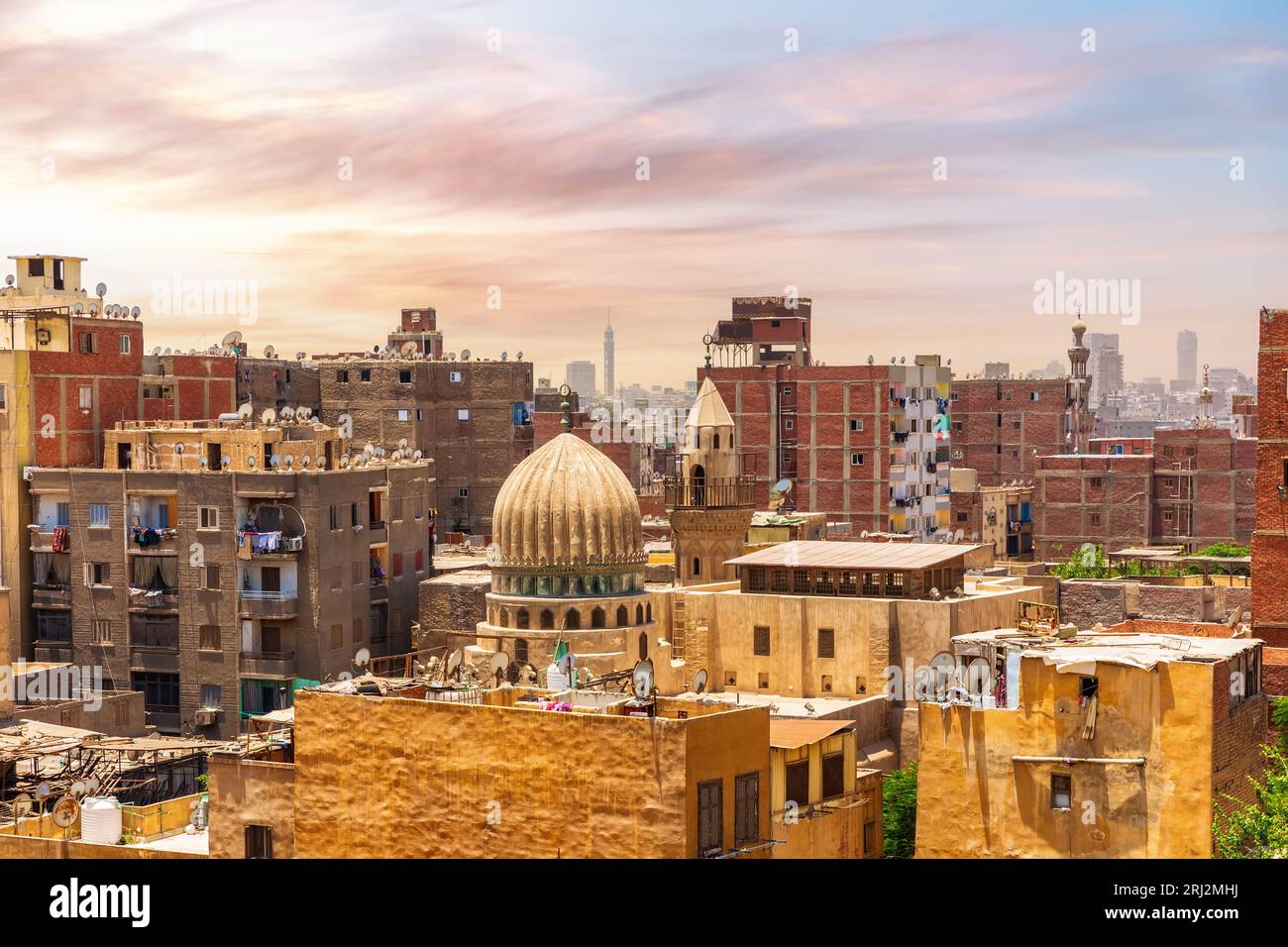 Farbenfrohe Gebäude und Kuppeln des alten Kairo, Ägypten. Stockfoto