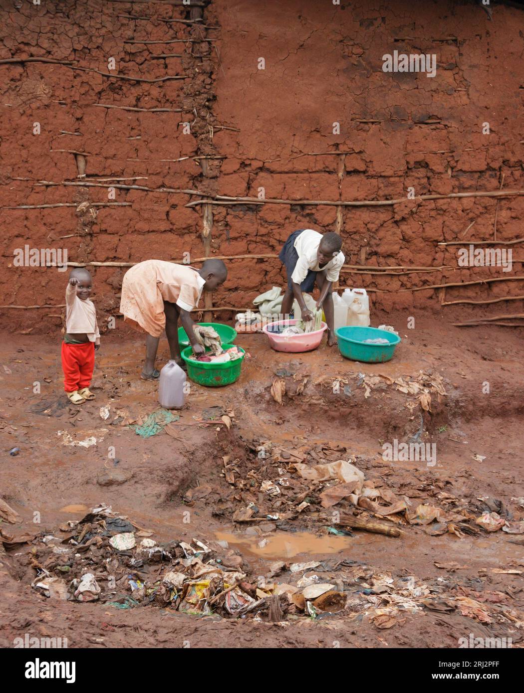 Kinder von Kibera Slum waschen Kleidung, Nairobi, Kenia. Stockfoto