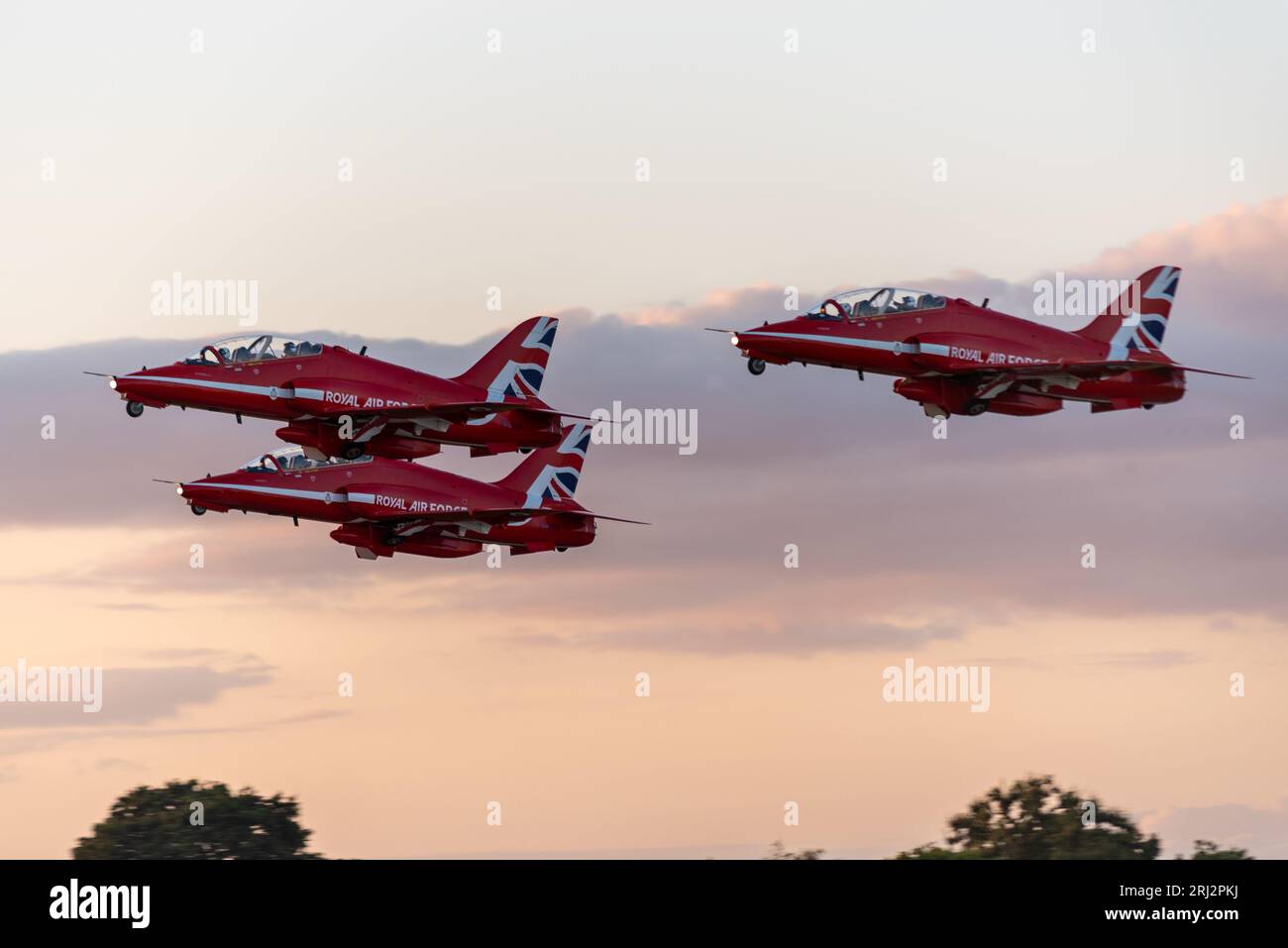 London Southend Airport, Essex, Großbritannien. August 2023. Die Red Arrows der RAF nutzen den relativ ruhigen zivilen Flughafen in Essex, um an diesem Wochenende von den Flugshows am Meer in Eastbourne und Folkestone aus zu fliegen. Das Team ist in der Abenddämmerung zum RAF Waddington-Stützpunkt in Lincolnshire gestartet. Nachdem am Mittwoch und Donnerstag aufgrund eines technischen Problems keine Eventverpflichtungen eingegangen waren, stellte das Team am Freitag und Samstag vor ihrer Ankunft in Southend in Eastbourne aus, um über Nacht zu bleiben und weitere Shows am Sonntag zu veranstalten Stockfoto