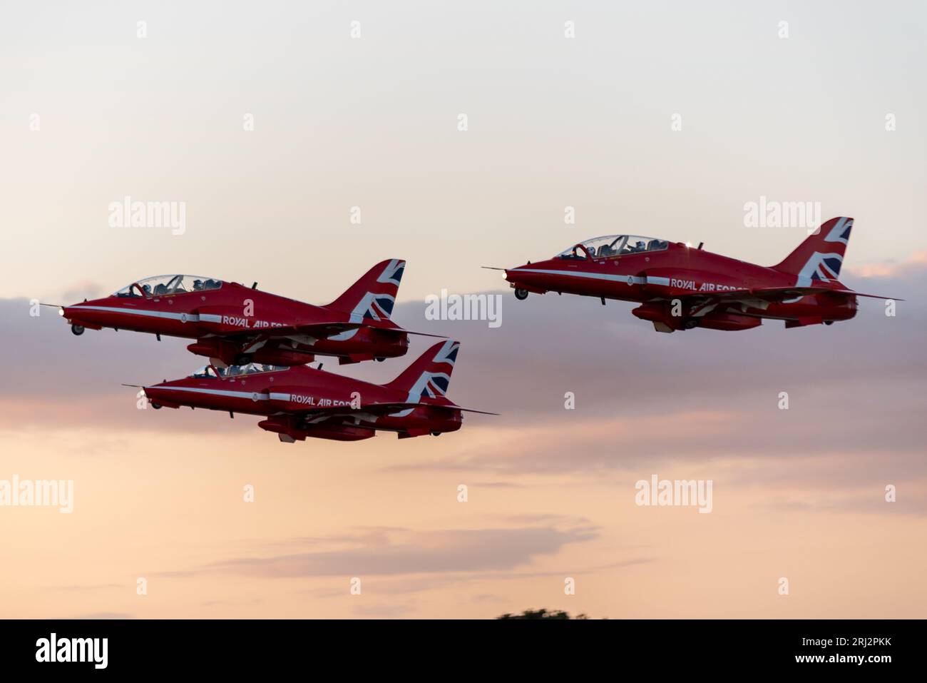 London Southend Airport, Essex, Großbritannien. August 2023. Die Red Arrows der RAF nutzen den relativ ruhigen zivilen Flughafen in Essex, um an diesem Wochenende von den Flugshows am Meer in Eastbourne und Folkestone aus zu fliegen. Das Team ist in der Abenddämmerung zum RAF Waddington-Stützpunkt in Lincolnshire gestartet. Nachdem am Mittwoch und Donnerstag aufgrund eines technischen Problems keine Eventverpflichtungen eingegangen waren, stellte das Team am Freitag und Samstag vor ihrer Ankunft in Southend in Eastbourne aus, um über Nacht zu bleiben und weitere Shows am Sonntag zu veranstalten Stockfoto