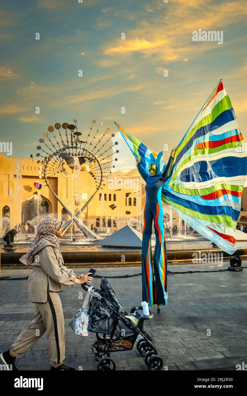 Inmitten der FIFA-Weltmeisterschaft 2022 in Katar zeigt ein fesselndes Foto das atemberaubende Katara Cultural Village. Gebadet im warmen Licht der untergehenden Sonne, der Vill Stockfoto