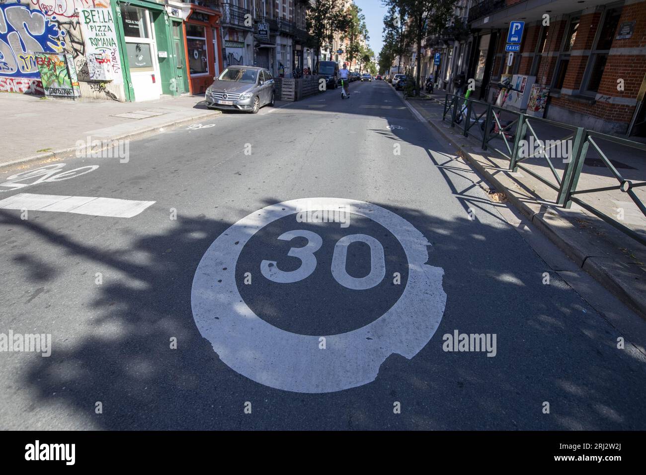 Brüssel, Belgien. August 2023. Ein Verkehrszeichen mit einer Geschwindigkeitsbegrenzung von 30 km/h, das am Sonntag, den 20. August 2023 in Brüssel abgebildet ist. BELGA PHOTO NICOLAS MAETERLINCK Credit: Belga News Agency/Alamy Live News Stockfoto