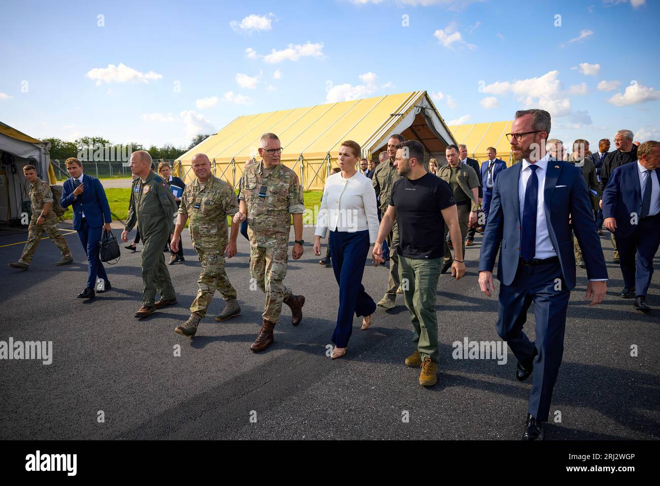 Während eines Arbeitsbesuchs im Königreich Dänemark besuchte der Präsident der Ukraine, Wolodymyr Zelenski, den Luftstützpunkt des Kämpfer-Flügels Skrydstrup der Königlich Dänischen Luftwaffe. In Begleitung der dänischen Premierministerin Mette Frederiksen und des Royal Air Force Command machte sich der Staatschef mit den technischen Merkmalen der F-16-Kampfflugzeuge und dem Ausbildungsprogramm für ukrainische Piloten auf diesen Flugzeugen vertraut. Er sprach mit ukrainischen Piloten, die auf F-16 trainieren, um den ukrainischen Himmel zu schützen. Stockfoto