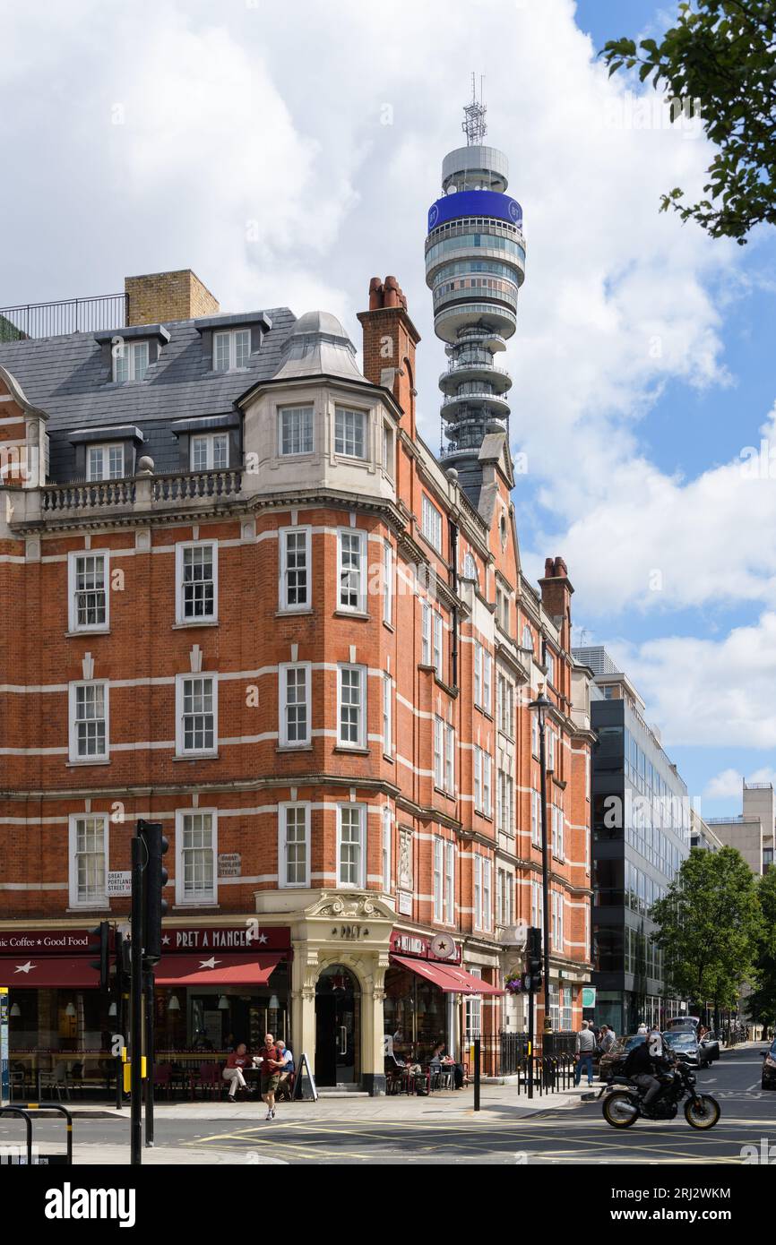 London, Großbritannien - 29. Juli 2023; Street Scene of Pret A Manger and BT Tower at Great Portland Street and New Cavendish Street Junction Stockfoto