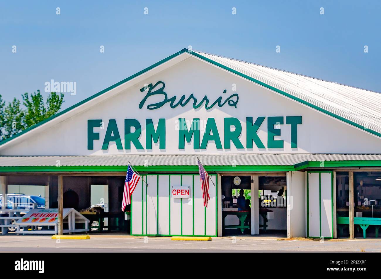 Der Burris Farm Market befindet sich am 19. August 2023 in Loxley, Alabama. Der Familienmarkt, der 1984 eröffnet wurde, ist eine beliebte Anlaufstelle für Touristen. Stockfoto