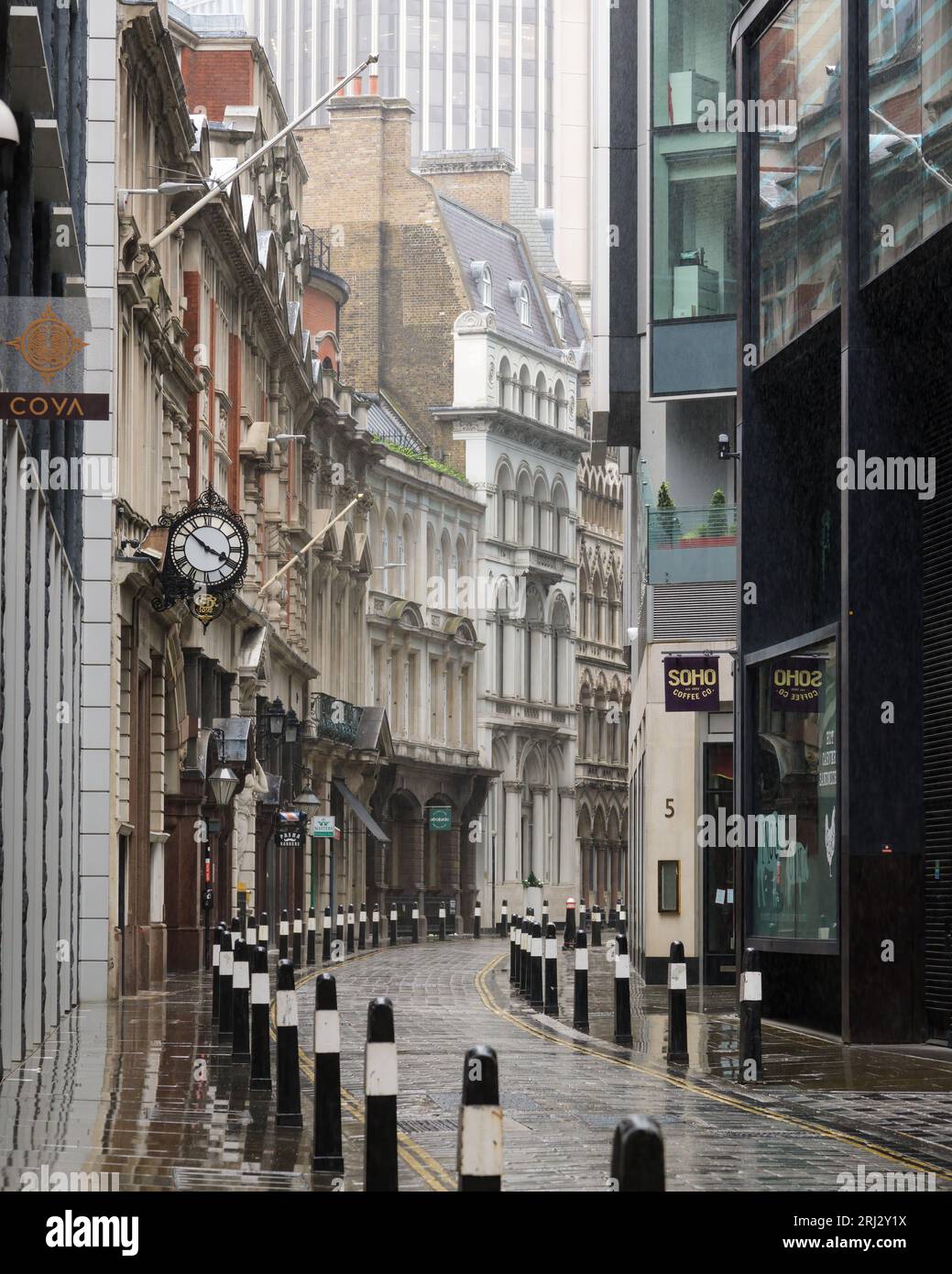 London, UK - 30. Juli 2023; Regen auf der nassen Straße auf der Throgmorton Street in der City of London Stockfoto