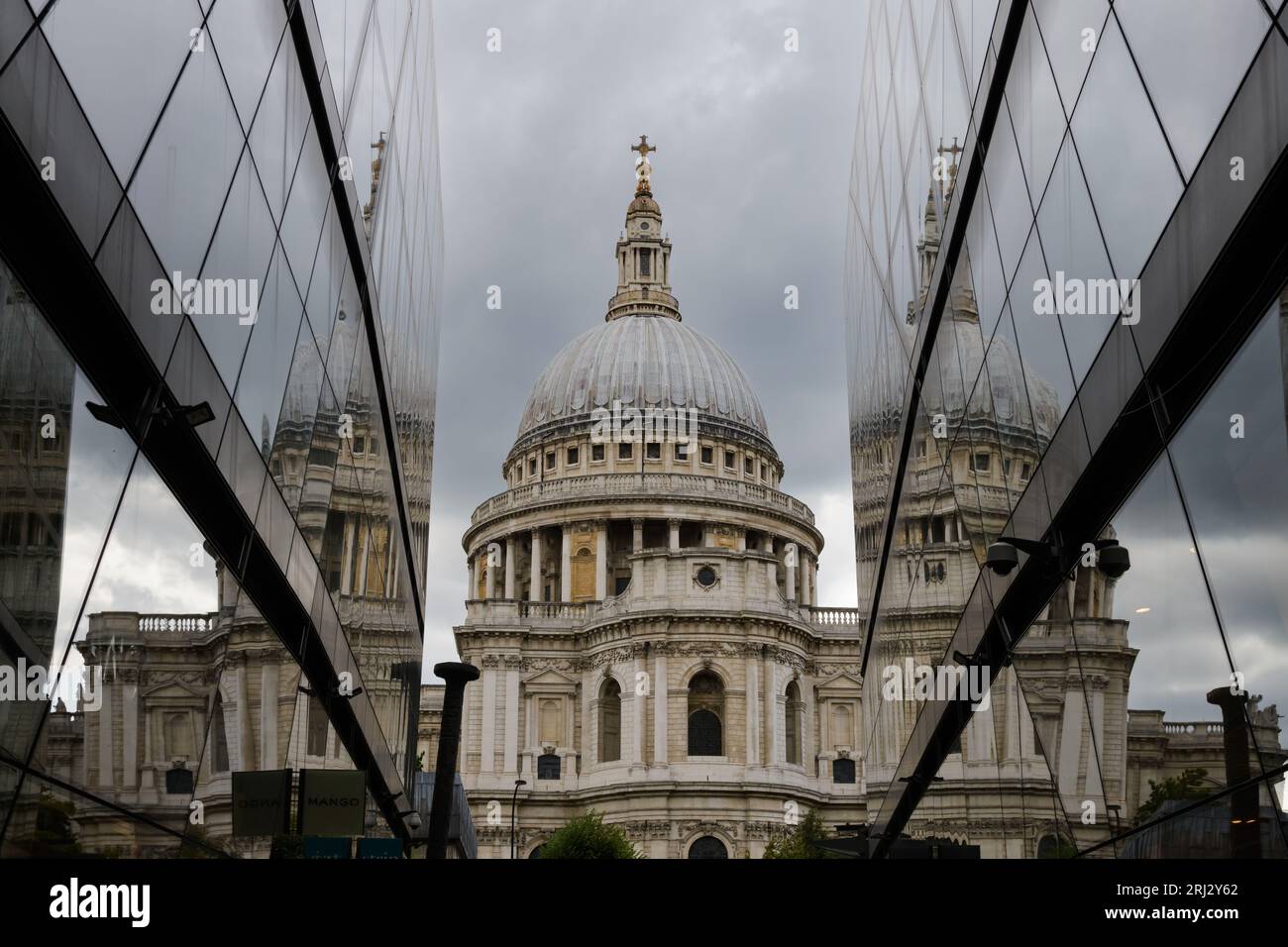 London, Großbritannien – 28. Juli 2023; St Paul's Cathedral unter stimmungsvollem Himmel, reflektiert in einem Gebäude des neuen Wandels Stockfoto