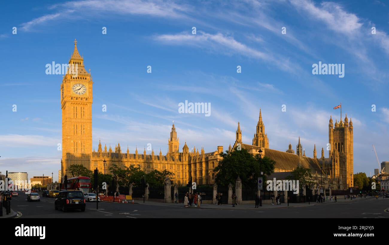 London, Großbritannien - 31. Juli 2023; Panorama des Palastes von Westminster mit Elizabeth und Victoria Tower Stockfoto