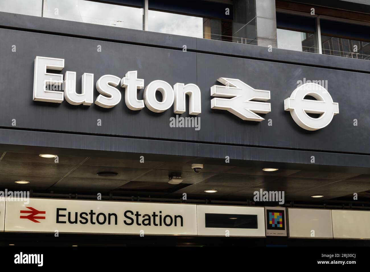 London, Großbritannien - 29. Juli 2023; Schild für London Euston Railway und U-Bahn-Kreuzung Stockfoto