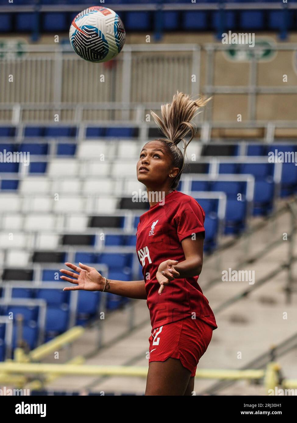 Birmingham, Großbritannien. August 2023. Birmingham, England, 20. August 2023: Taylor Hinds (12 Liverpool) erwärmt sich während des vorsaisonalen Freundschaftsfußballspiels zwischen Birmingham City und Liverpool in St Andrews in Birmingham, England (Natalie Mincher/SPP) Credit: SPP Sport Press Photo. Alamy Live News Stockfoto