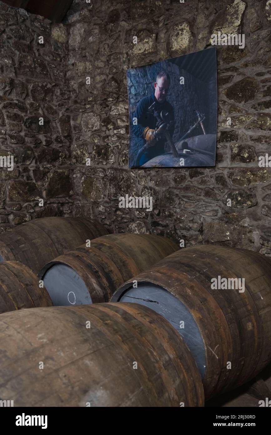 Whiskyfässer und ein Bild vom Fassfüllen in einem Lagerhaus in der Royal Lochnagar Distillery auf Royal Deeside Stockfoto