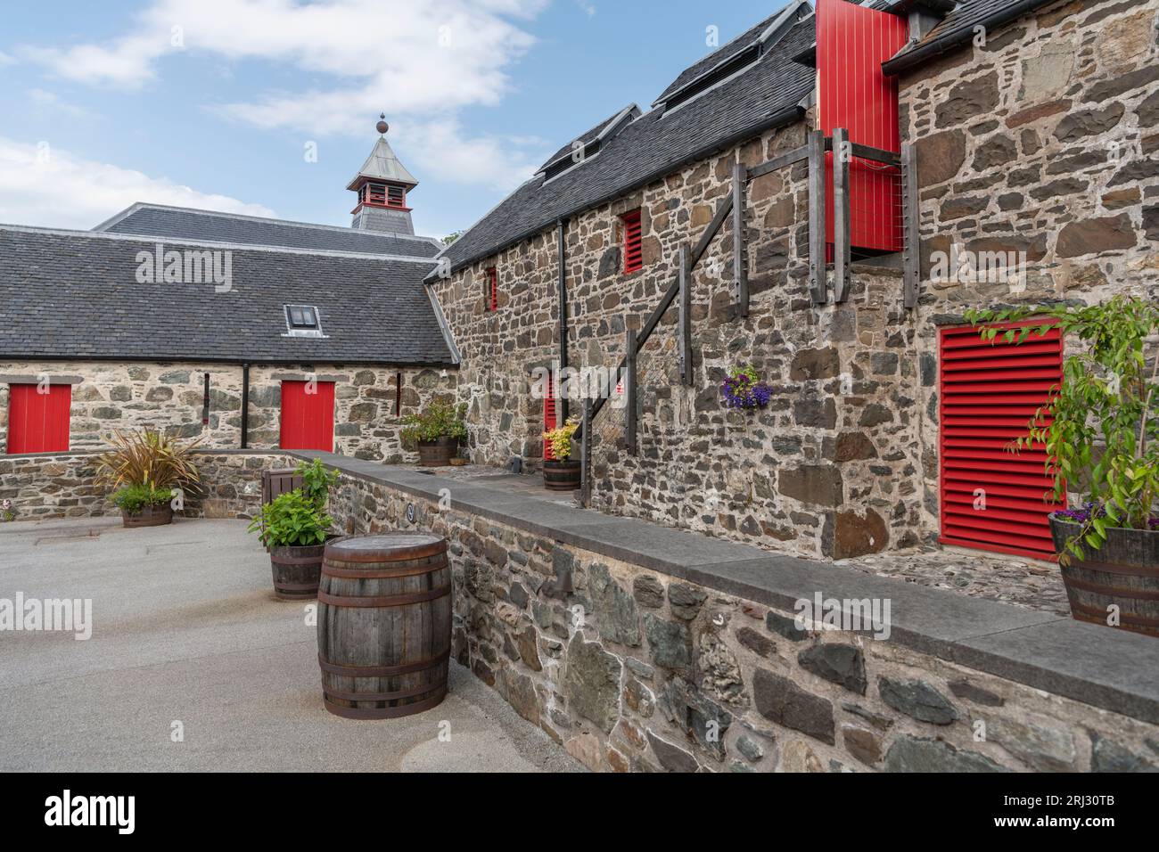 Das Courtyard in der Torabhaig Whisky Distillery in Teangue auf der Isle of Skye, mit dem Doig Ventilator (oder Cupola) auf dem Dach sichtbar Stockfoto
