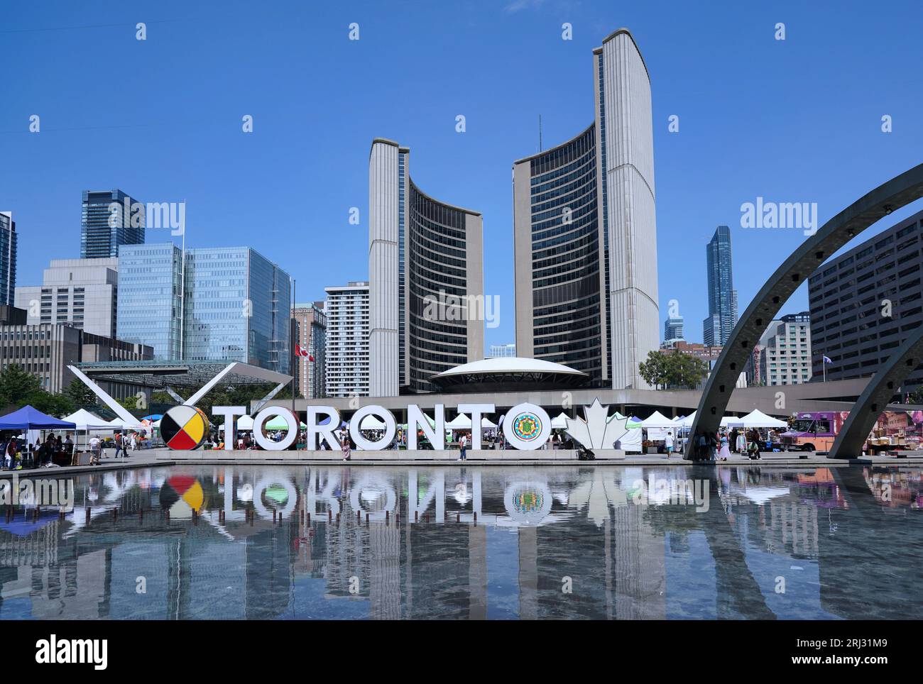 Toronto City Hall Square mit reflektierendem Pool Stockfoto