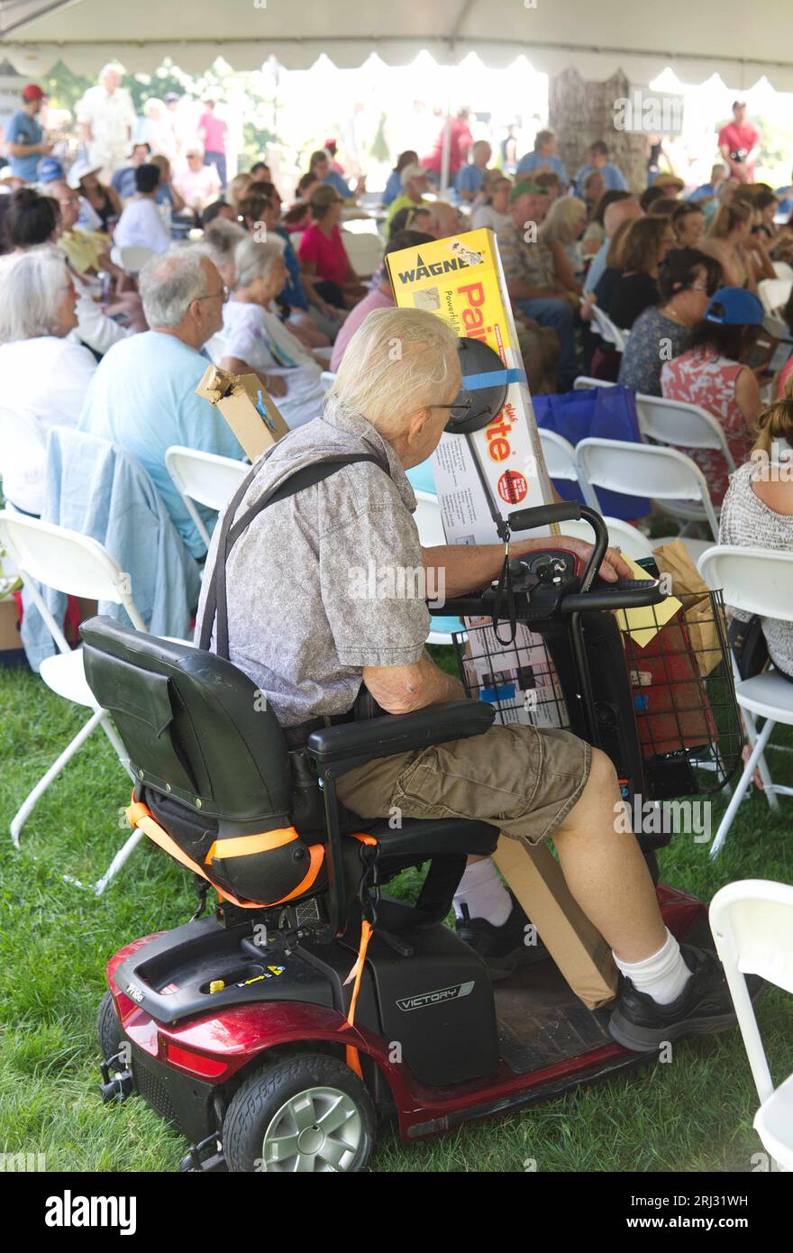 Ein älterer behinderter Mann auf einem jährlichen Kirchentag und Flohmarkt in Dennis, Massachusetts, am Cape Cod, USA Stockfoto