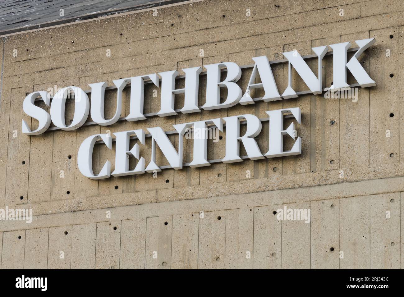 London, Großbritannien - 31. Juli 2023; Schild des Southbank Centre in weißen Buchstaben auf Betonwand Stockfoto