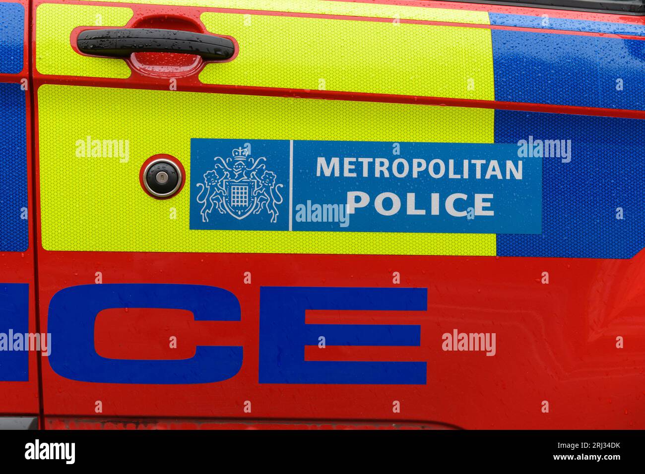 London, Großbritannien – 31. Juli 2023; Logo und Name der Metropolitan Police in Farben an der Seite der Fahrzeugtür Stockfoto