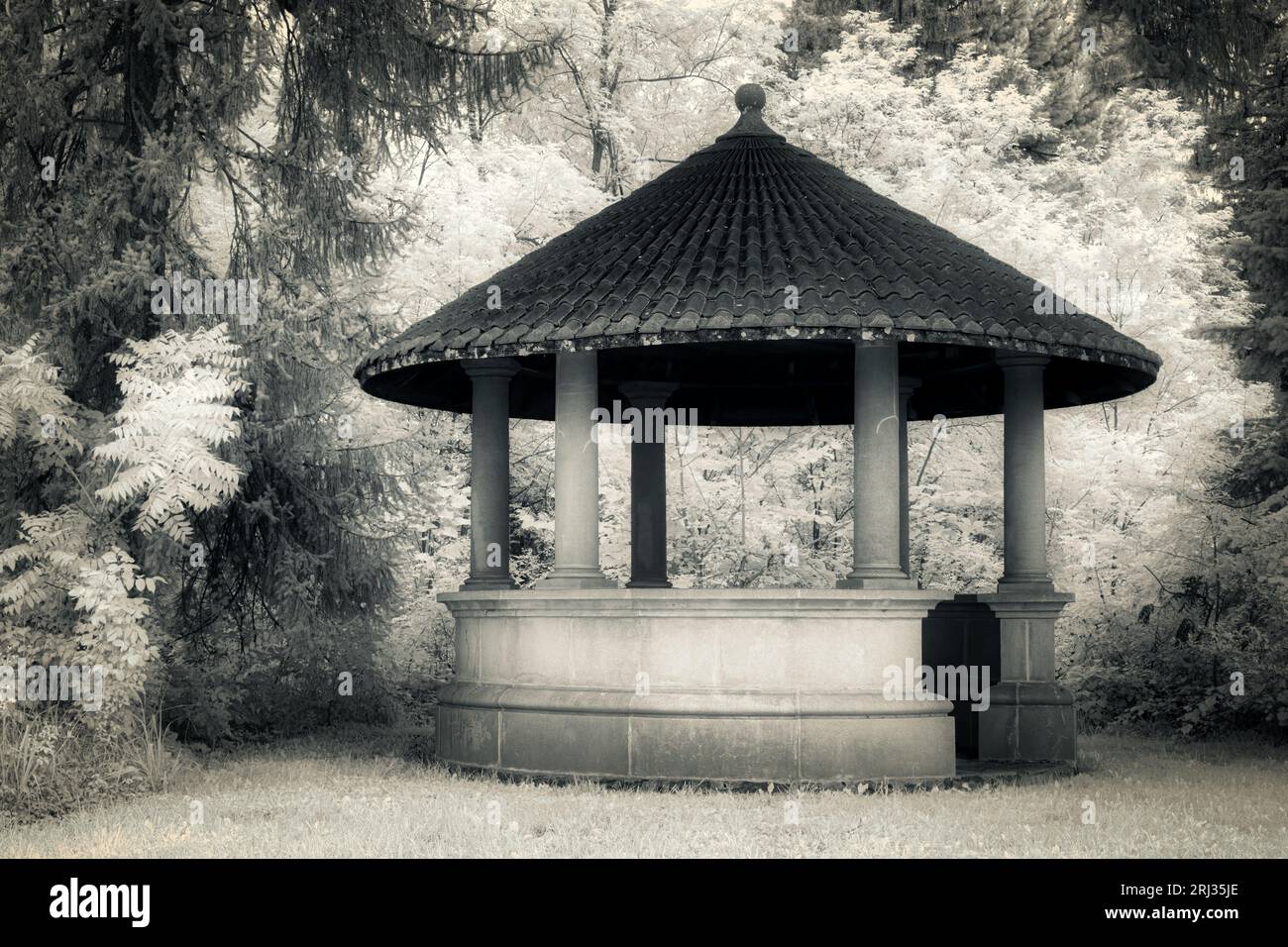 Verstreut auf Duke Farms sind Steinbrunnen, die heute mit einer Kappe bedeckt sind, und kleine Strukturen, die entworfen wurden, um Wasser und Schatten für die Besucher zu bieten Stockfoto
