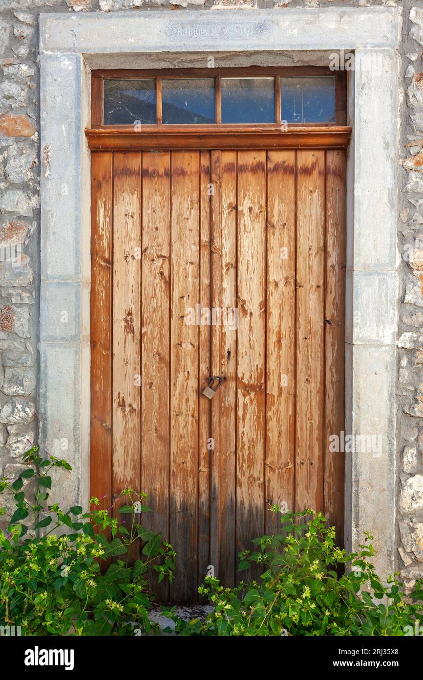 Schöne alte, traditionelle Holztür, mit Nachtkernen an der Schwelle, im malerischen Dorf Fourni, in der Region Lasithi, Kreta Insel. Stockfoto