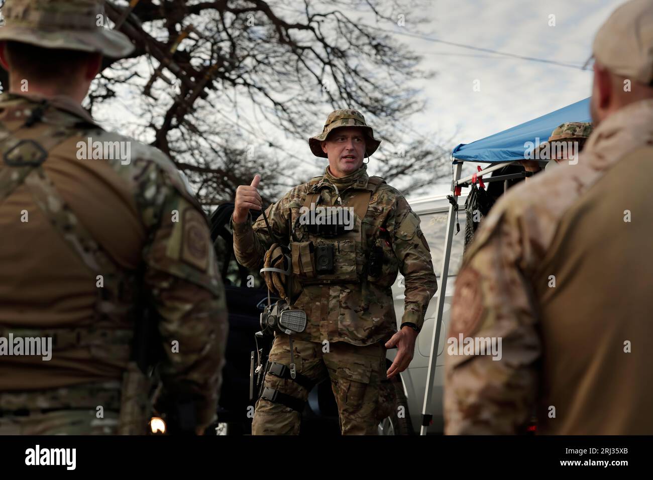 Ein US-Border Patrol-Agent erläutert seinem Team am Morgen den Plan, Kohorten in anderen Bundesbehörden zu helfen, die von der Federal Emergency Management Agency koordiniert werden, um Lahaina, Hawaii, am 17. August 2023 zu durchkämmen. CBP-Foto von Glenn Fawcett Stockfoto