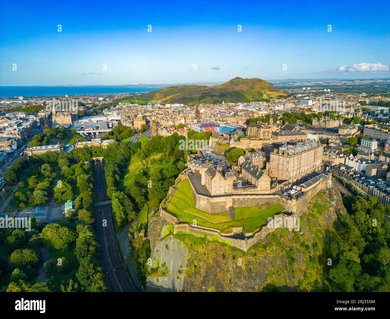 Luftaufnahme von Edinburgh Castle und Princes Street Gardens, Schottland, Großbritannien Stockfoto